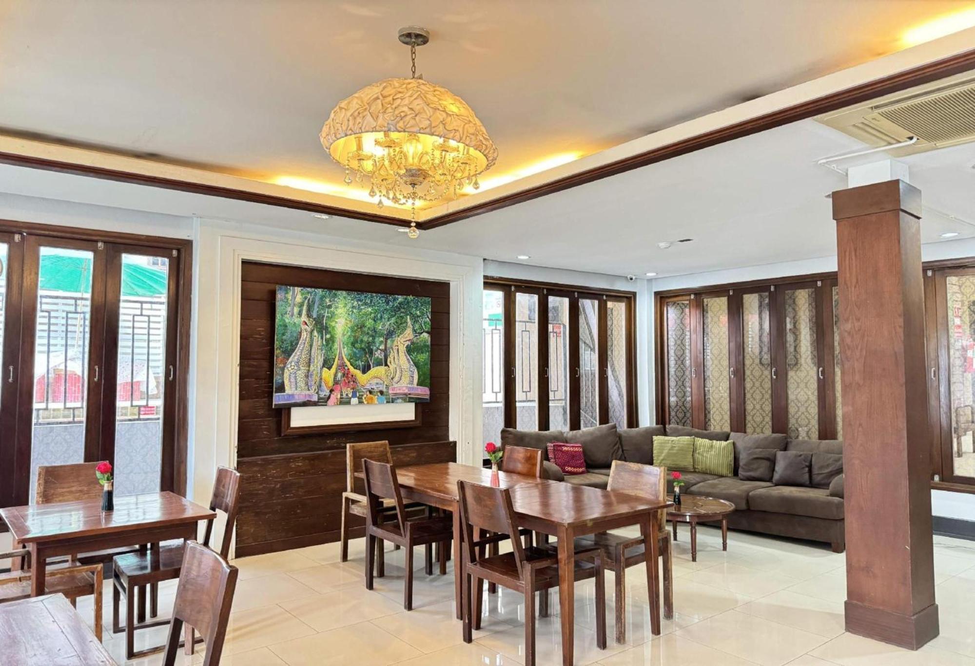 Collection O Bupamontra Chiangmai Hotel Chiang Mai Bagian luar foto