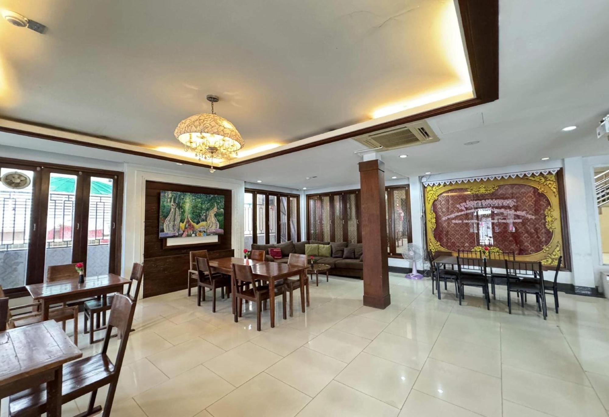 Collection O Bupamontra Chiangmai Hotel Chiang Mai Bagian luar foto